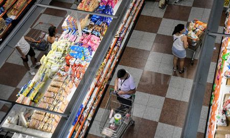 Los consumidores ajustaron sus compras, eligiendo productos más económicos y evitando las cuotas. Los consumidores ajustaron sus compras, eligiendo productos más económicos y evitando las cuotas.