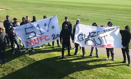 Hinchas del Manchester United se presentaron al predio de entrenamiento del equipo y pidieron por la saida de los Glazer, dueños del club, tras haber aceptado formar parte de la Superliga Europea. Hinchas del Manchester United se presentaron al predio de entrenamiento del equipo y pidieron por la saida de los Glazer, dueños del club, tras haber aceptado formar parte de la Superliga Europea.