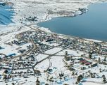 Caviahue ofrece una de las escapadas invernales más originales de la Patagonia: combina esquí, paisajes cubiertos de nieve y las aguas termales de Copahue, donde es posible relajarse en piletas naturales a pocos kilómetros del volcán. Caviahue ofrece una de las escapadas invernales más originales de la Patagonia: combina esquí, paisajes cubiertos de nieve y las aguas termales de Copahue, donde es posible relajarse en piletas naturales a pocos kilómetros del volcán.