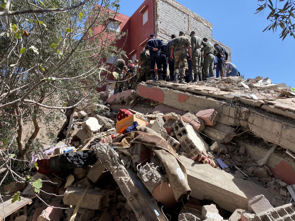Un fuerte terremoto en Marruecos causó más de mil muertos y centenares de heridos, destruyó edificios y obligó a los habitantes de las principales ciudades a abandonar precipitadamente sus hogares.