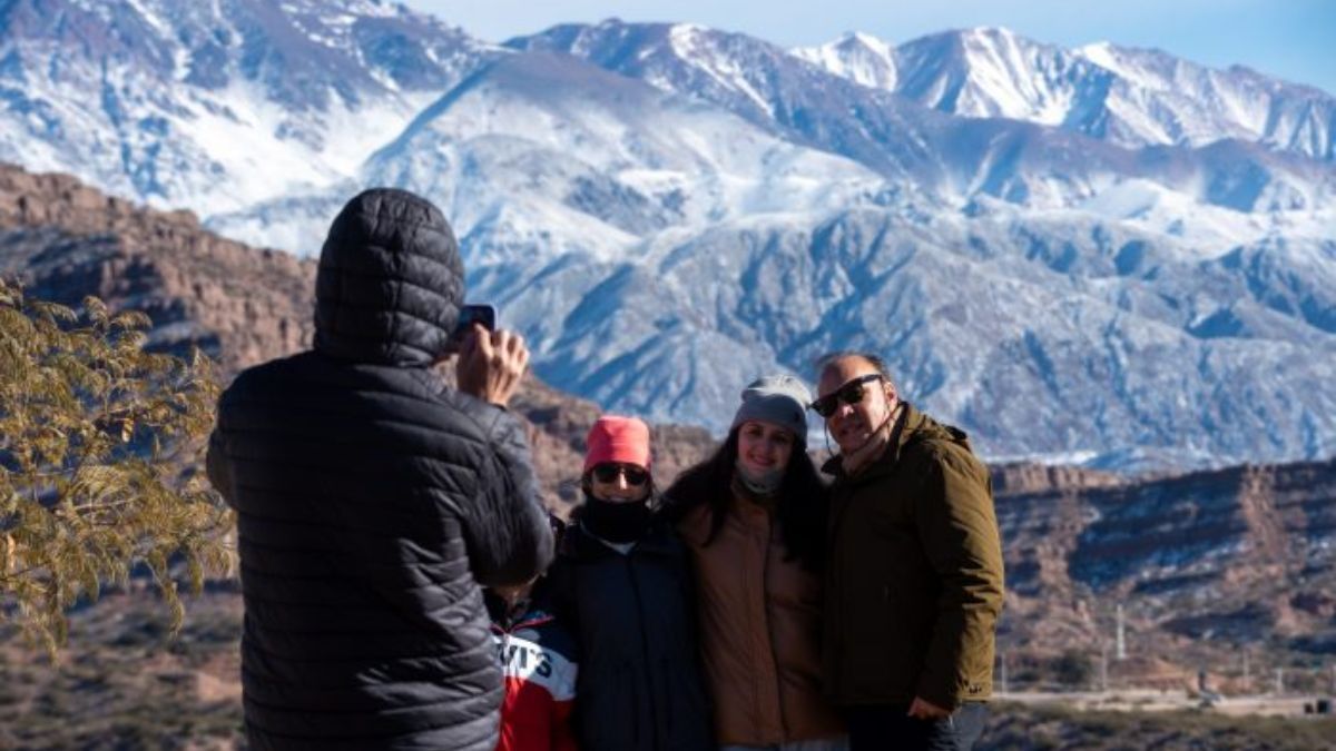 La mítica Ruta Nacional 7 conecta los principales centros invernales de la provincia, garantizando el acceso seguro de los contingentes hacia las áreas de recreación con nieve.