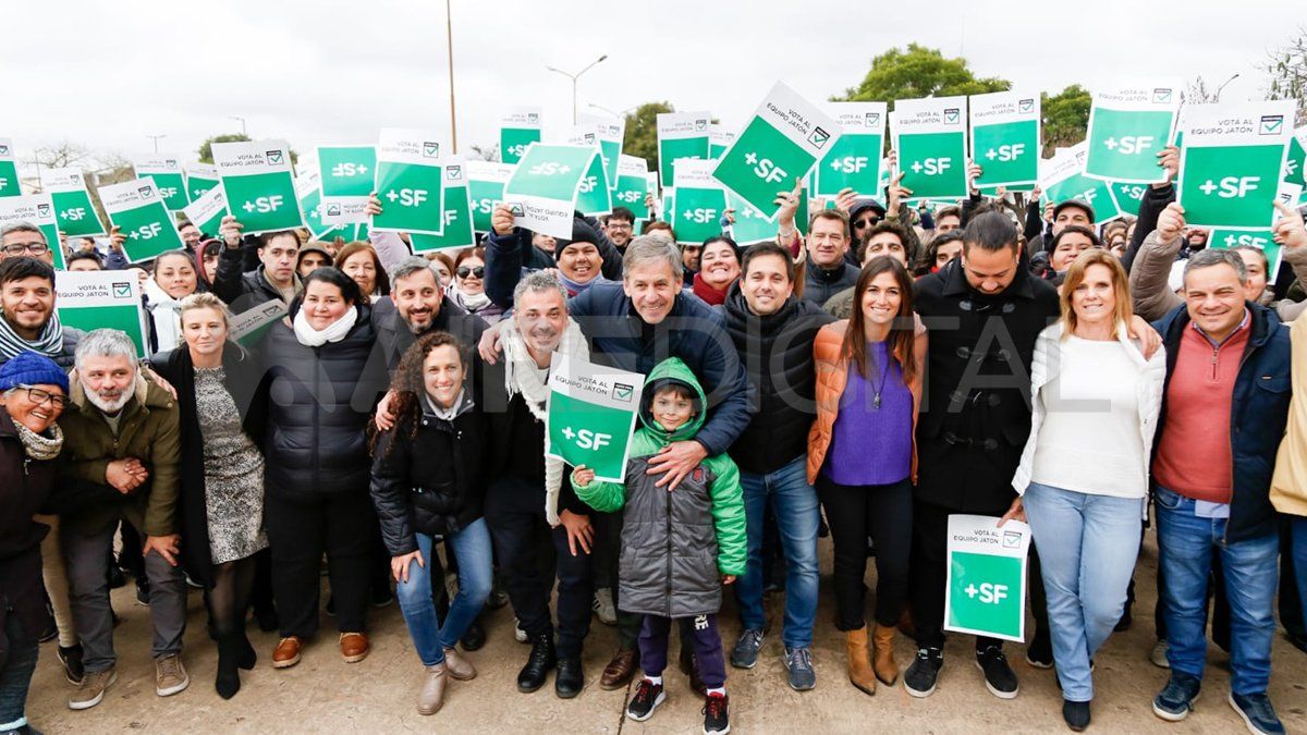 El equipo Jatón hizo el cierre de campaña en la plazoleta ubicada frente al Cementerio municipal de Santa Fe.