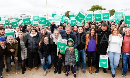 El equipo Jatón hizo el cierre de campaña en la plazoleta ubicada frente al Cementerio municipal de Santa Fe. El equipo Jatón hizo el cierre de campaña en la plazoleta ubicada frente al Cementerio municipal de Santa Fe.
