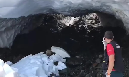 El Bolsón: un turista murió luego de un derrumbe de nieve y piedras en una cueva de hielo El Bolsón: un turista murió luego de un derrumbe de nieve y piedras en una cueva de hielo