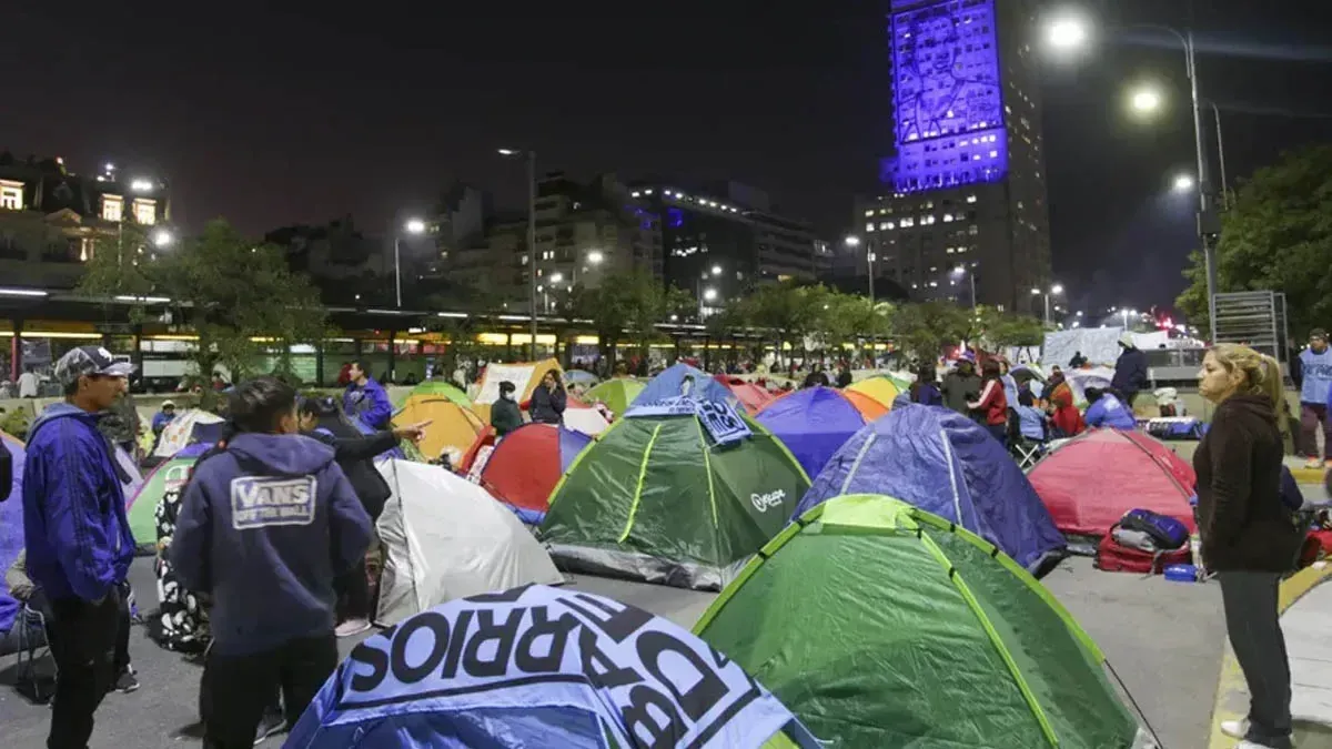 Hubo dos días seguidos de acampe en la 9 de Julio, principal avenida de la Capital Federal.