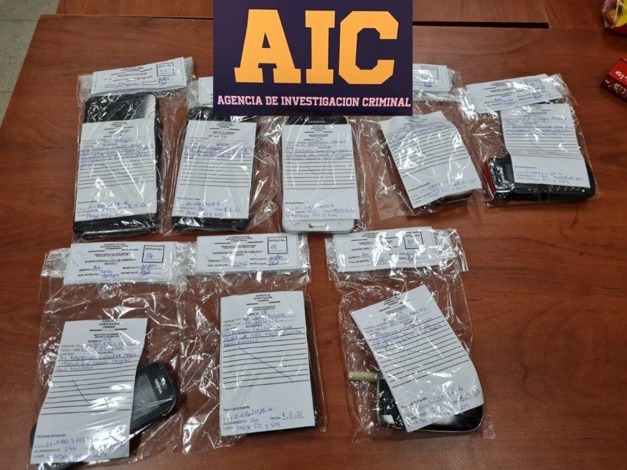 En la casa de Keke -el hombre detenido- incautaron ocho celulares.