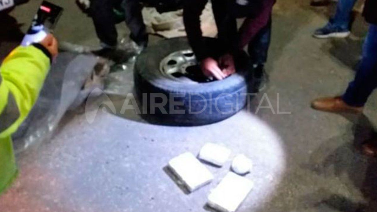 Hallazgo. El momento en que el personal policial encontr&oacute; el estupefaciente.&nbsp;