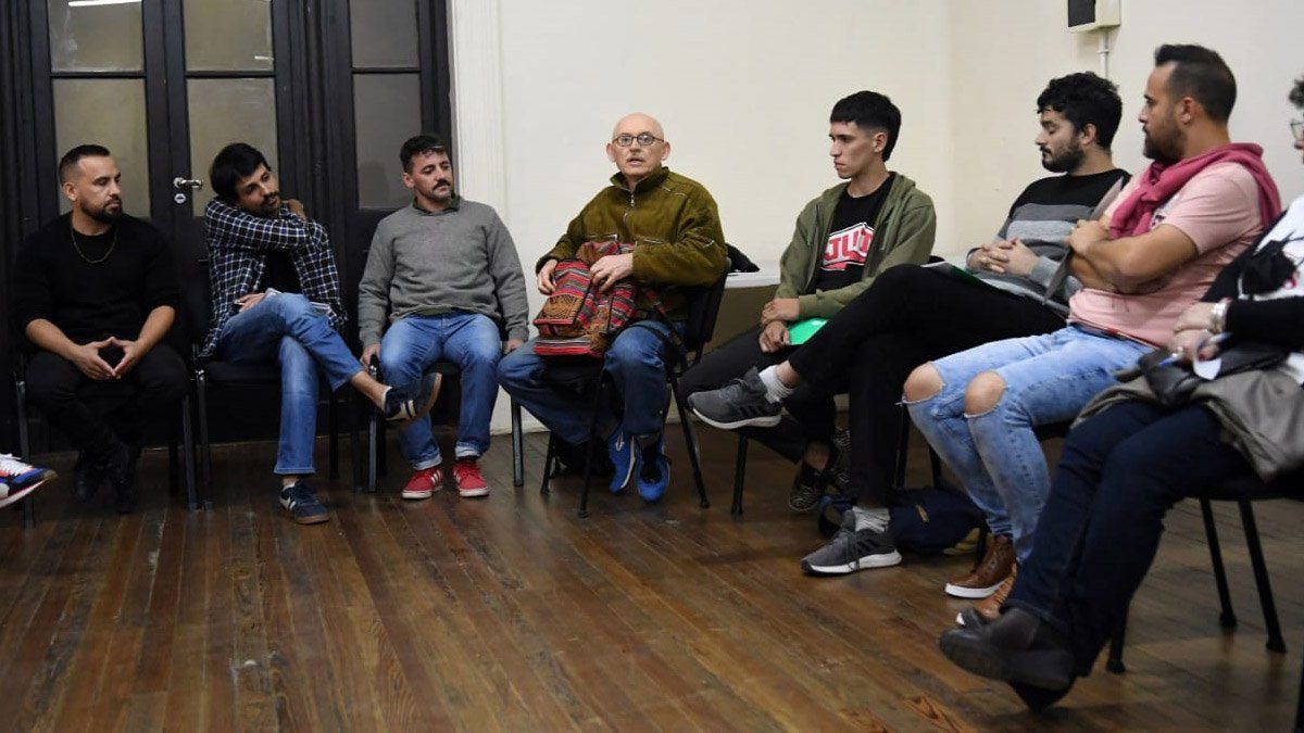El subdirector de Coordinación Territorial del municipio, Luciano Villaverde (izq), presidió el primer encuentro de la Mesa de Masculinidades.