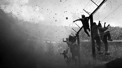 Barrabrava que amenazó, saqueó y quemó la casa de un vecino, evitó ir a la cárcel tras pagar una cifra millonaria