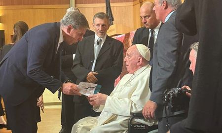 El jueves 25 de mayo, el intendente de Santa Fe, Emilio Jatón, se reunió con el Papa en Roma, durante un encuentro con un grupo de 50 intendentes de Iberoamérica que participaron toda la semana de un taller de trabajo sobre ambiente y eco-ciudades. El jueves 25 de mayo, el intendente de Santa Fe, Emilio Jatón, se reunió con el Papa en Roma, durante un encuentro con un grupo de 50 intendentes de Iberoamérica que participaron toda la semana de un taller de trabajo sobre ambiente y eco-ciudades.