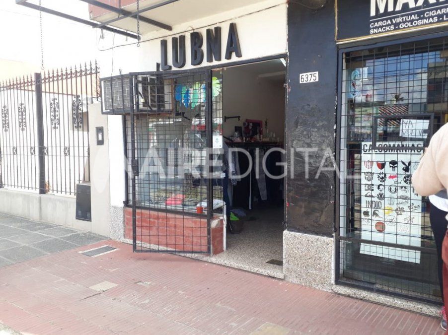 Intentó robar, golpeó a la comerciante y se olvidó el arma en un local de indumentaria