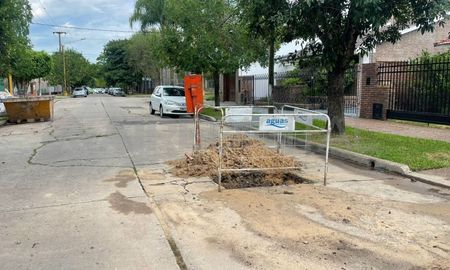 Aguas Santafesinas comenzó las tareas para solucionar la pérdida sobre calle Obispo Príncipe que había generado un hundimiento en el asfalto. Aguas Santafesinas comenzó las tareas para solucionar la pérdida sobre calle Obispo Príncipe que había generado un hundimiento en el asfalto.
