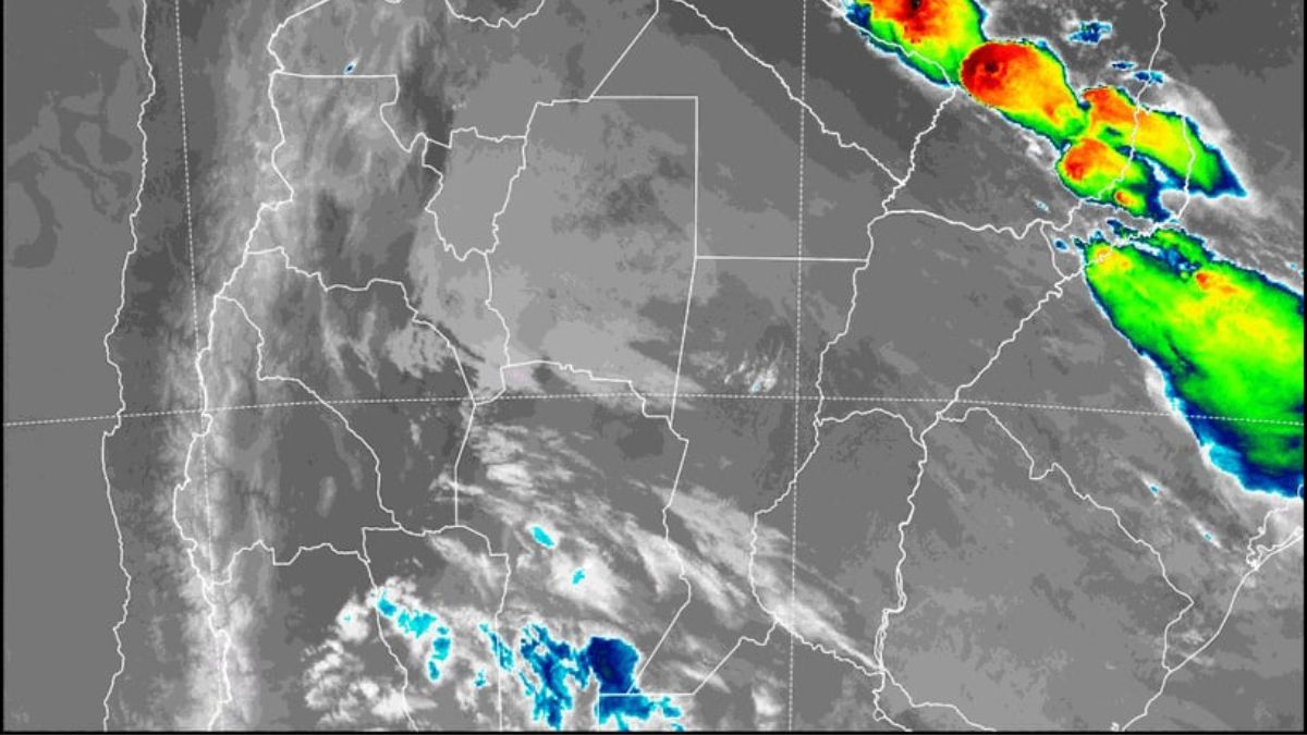 La imagen satelital muestra que la nubosidad que generó lluvias y tormentas durante el sábado y las primeras horas del domingo se ha desplazado hacia el norte del país. La imagen satelital muestra que la nubosidad que generó lluvias y tormentas durante el sábado y las primeras horas del domingo se ha desplazado hacia el norte del país.