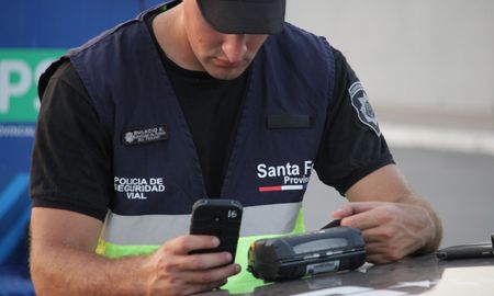 La Policía de Seguridad Vial será reemplazada por civiles capacitados en Santa Fe. La Policía de Seguridad Vial será reemplazada por civiles capacitados en Santa Fe.