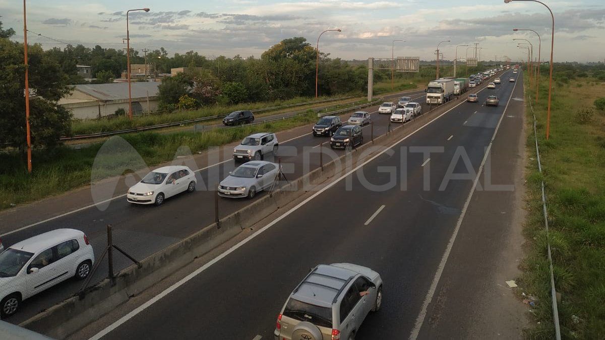Se registran demoras en el ingreso a la ciudad de Santa Fe debido al corte de tránsito llevado a cabo por los vecinos de barrio El Pozo.