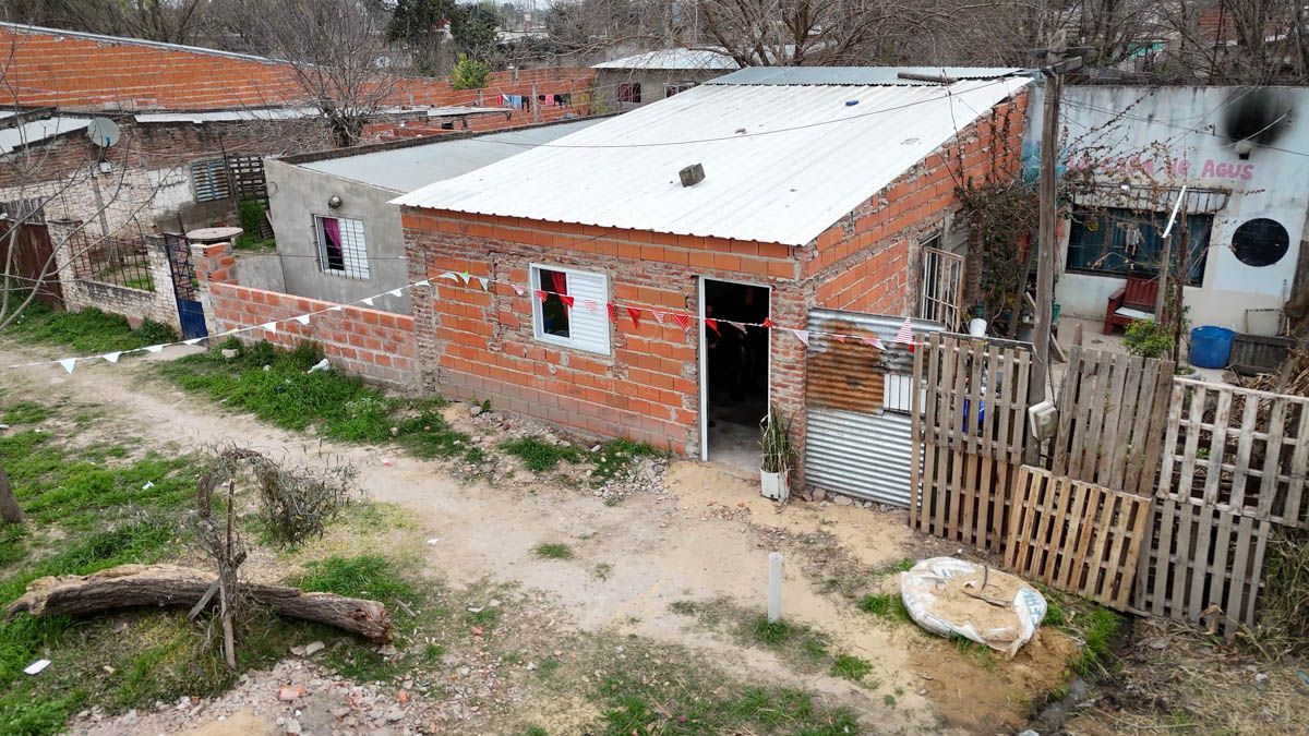 Desde el corazón de barrio Yapeyú, donde las carencias están a la orden del día, emerge el centro cultural para contener, ayudar, acompañar. Desde el corazón de barrio Yapeyú, donde las carencias están a la orden del día, emerge el centro cultural para contener, ayudar, acompañar.