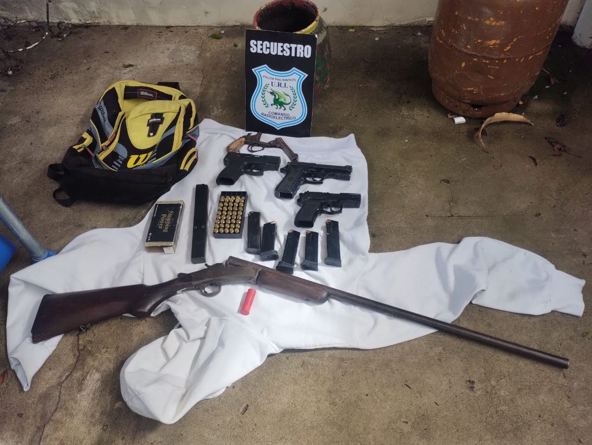 Las armas secuestradas tras la balacera en barrio Mayoraz. Las armas secuestradas tras la balacera en barrio Mayoraz.