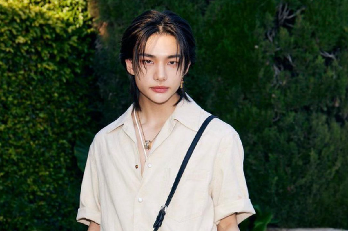 Iván de Pineda entrevistó a la estrella del Kpop Hyunjin en el marco del nuevo desfile de Versace.