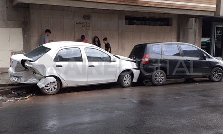 Dejaron los autos estacionados en el macrocentro, se fueron a dormir y al otro día los encontraron chocados Dejaron los autos estacionados en el macrocentro, se fueron a dormir y al otro día los encontraron chocados