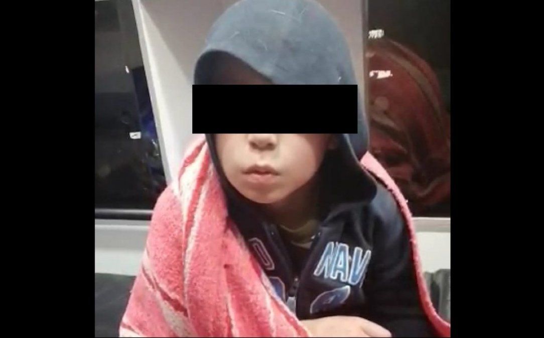El pequeño contó que fue abandonado por su padre y madrastra porque "ya no lo querían"