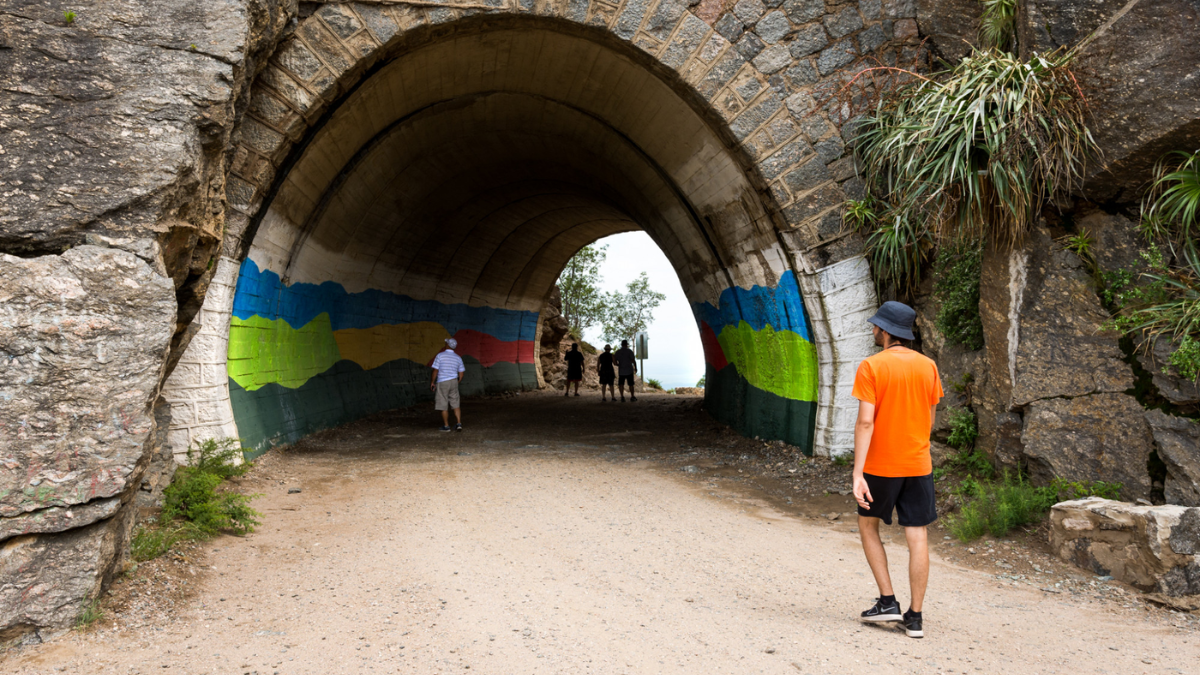 Construido en la década de 1930 para conectar Córdoba con los llanos riojanos, este tramo vial atraviesa cinco túneles excavados directamente en la roca de la montaña. Construido en la década de 1930 para conectar Córdoba con los llanos riojanos, este tramo vial atraviesa cinco túneles excavados directamente en la roca de la montaña.