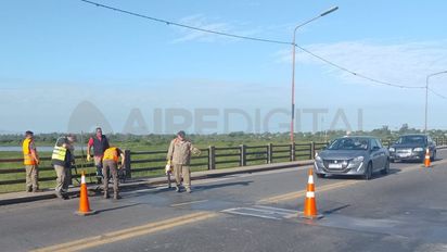 Nuevos arreglos en el Puente Carretero: repararon un bache con brea y hubo demoras en el tránsito