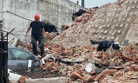 Desde temprano, personal de Bomberos y policial realiza trabajos sobre los escombros. Desde temprano, personal de Bomberos y policial realiza trabajos sobre los escombros.