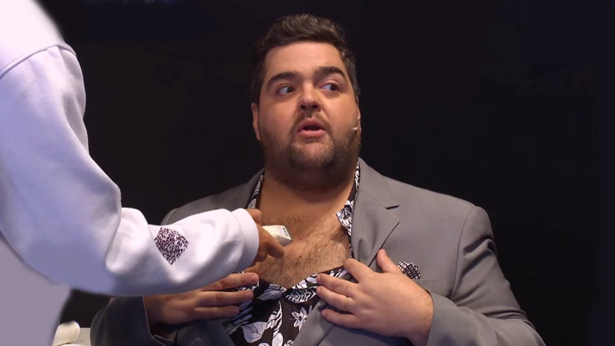 Un participante de 100 argentinos dicen le depiló el pecho en vivo a Darío Barassi