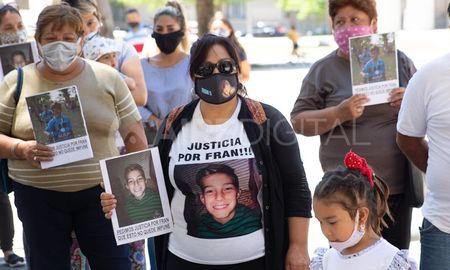 caso fran sueldo: familiares y amigos se manifestaron frente a tribunales caso fran sueldo: familiares y amigos se manifestaron frente a tribunales