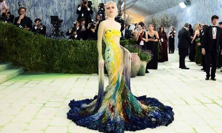 Emma Chamberlain está a cargo de la cobertura de la alfombra roja en la Met Gala.&nbsp;