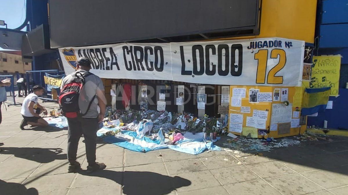 La puerta de Brandsen al 900 de La Bombonera fue la elegida por los fanáticos del astro mundial para depositar con cuidado, respeto y recogimiento las flores, carteles, camisetas, banderas y todo tipo de "regalos" para el 10.