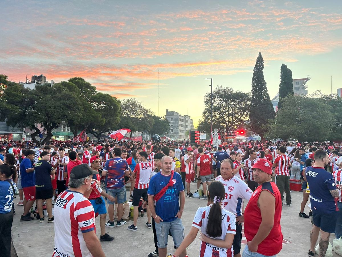 El último atardecer del viernes en inmediaciones del 15 de Abril. El último atardecer del viernes en inmediaciones del 15 de Abril.