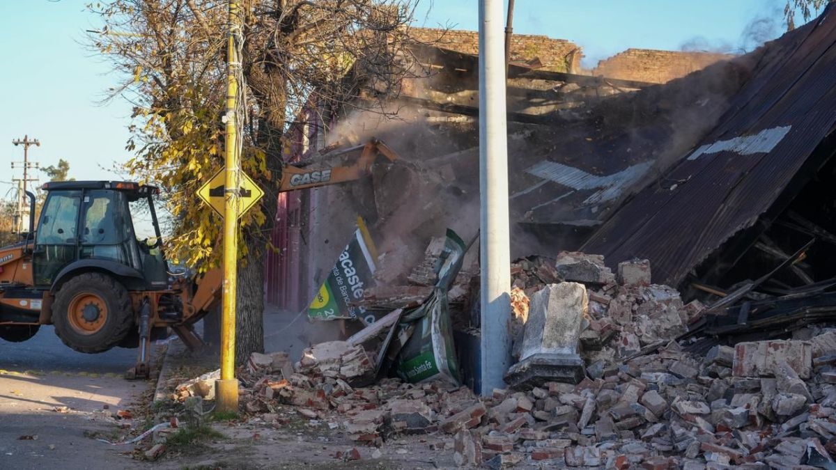 Es el inmueble número 120 que se derrumba en toda la provincia en el marco de la Ley de Microtráfico que se puso en marcha durante la gestión de Maximiliano Pullaro. Es el inmueble número 120 que se derrumba en toda la provincia en el marco de la Ley de Microtráfico que se puso en marcha durante la gestión de Maximiliano Pullaro.