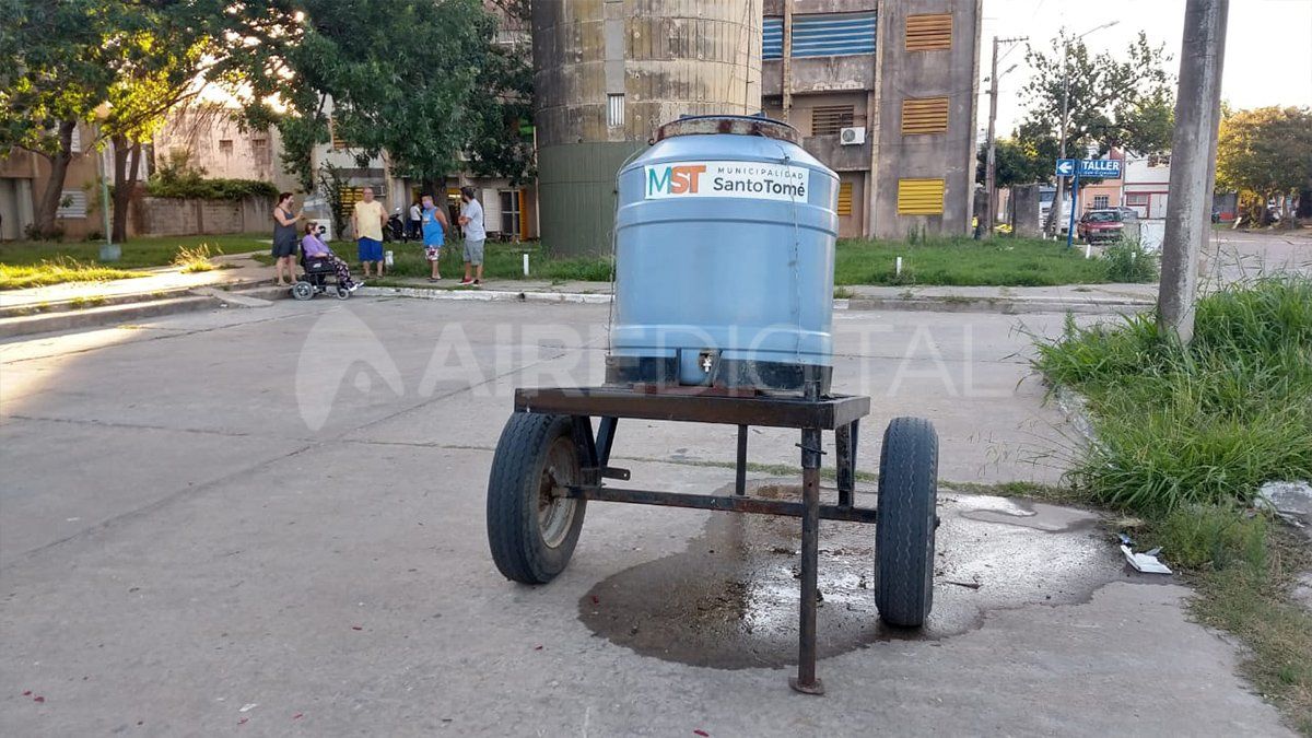Desde barrio Loyola reclaman que se solucione el problema. Hasta ahora la Municipalidad respondió instalando una cuba de agua para abastecer a 150 familias.&nbsp;