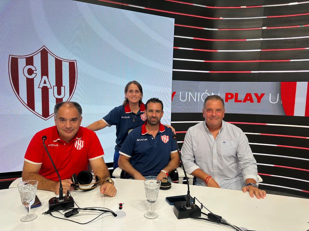 Alejandro Trionfini junto al equipo de Unión Play. Alejandro Trionfini junto al equipo de Unión Play.