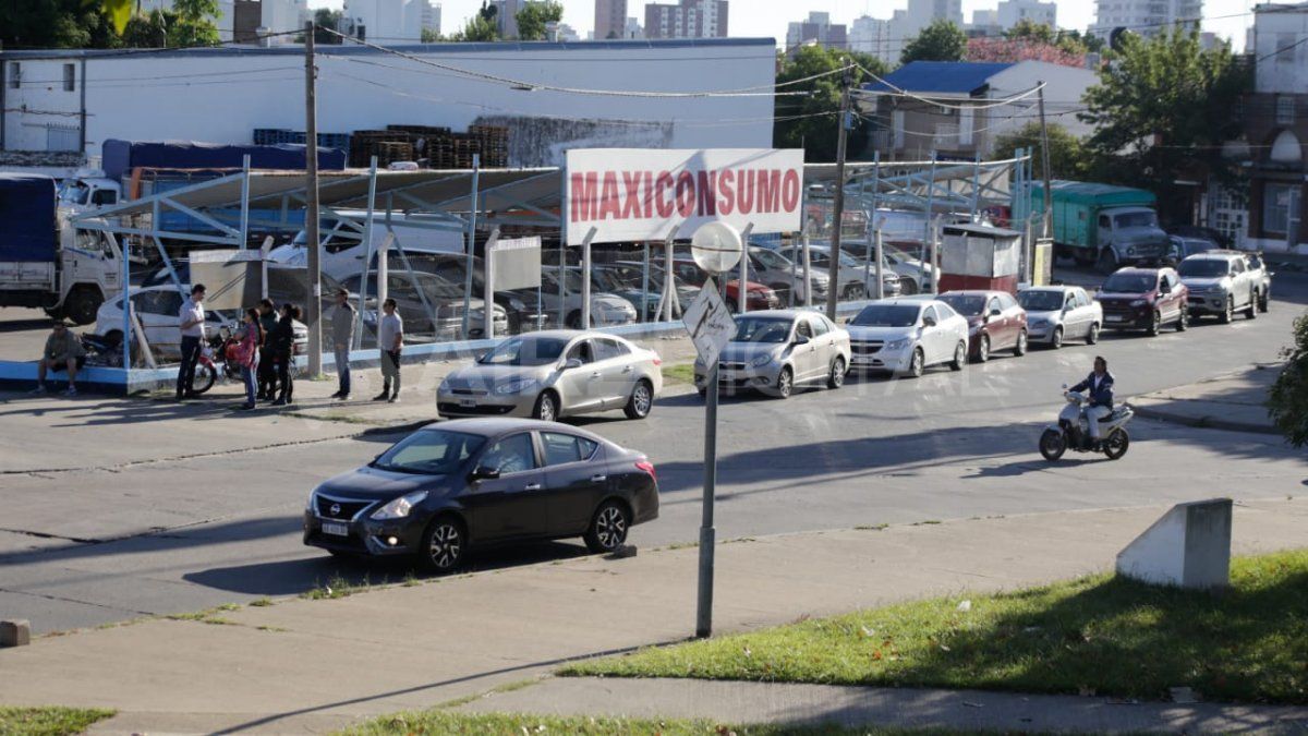 Dos cuadras de filas para entrar a un supermercado mayorista
