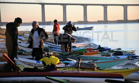 Los kayaks partieron desde Rosario el miércoles pasado y completarán la travesía en una semana. Los kayaks partieron desde Rosario el miércoles pasado y completarán la travesía en una semana.
