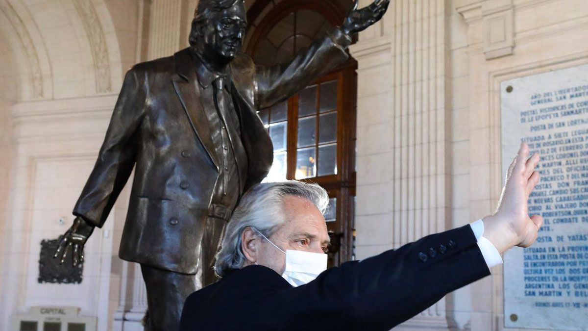Alberto Fernández junto a la estatua de Néstor Kirchner.