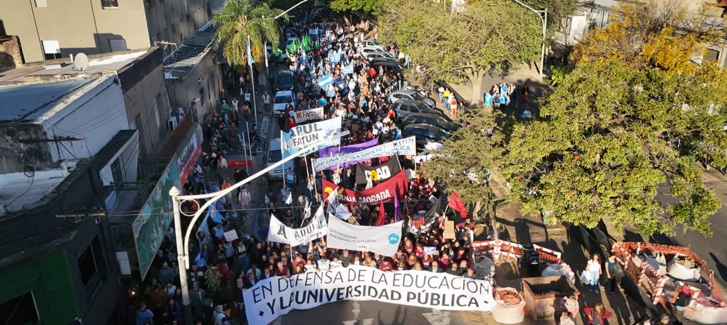La Marcha Federal Universitaria en Santa Fe, en fotos Docentes, estudiantes, no docentes y miembros de la comunidad participaron de la Marcha Federal Universitaria para pedir por el cumplimiento de la ley de financiamiento.