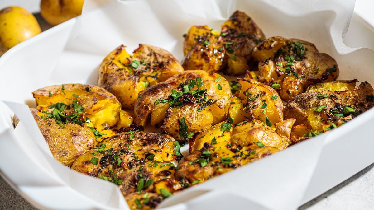 La receta perfecta para hacer papas aplastadas súper crocantes en casa.