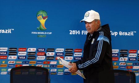Alejandro Sabella murió este martes a los 66 años y volvió a golpear duro al fútbol argentino que todavía no se repone de la muerte de Diego Maradona. Alejandro Sabella murió este martes a los 66 años y volvió a golpear duro al fútbol argentino que todavía no se repone de la muerte de Diego Maradona.