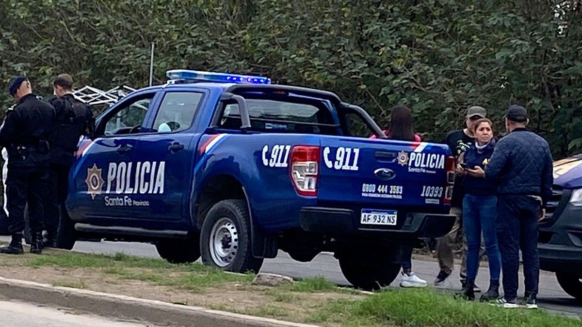 El cuerpo de un hombre maniatado y amordazado fue hallado este martes en el oeste de la ciudad de Rosario. Hasta el momento, no se pudieron identificar las causas de la muerte.