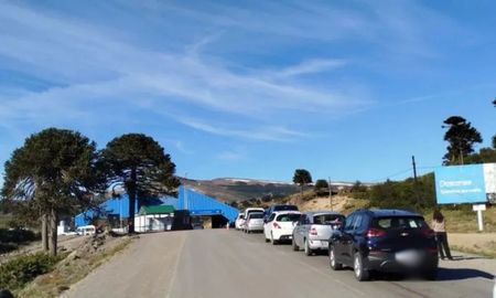 Muerte en la frontera: una familia quiso cruzar a Chile con una mujer fallecida. Muerte en la frontera: una familia quiso cruzar a Chile con una mujer fallecida.