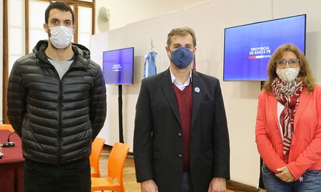 El gobierno provincial presentó este viernes el protocolo sanitario para que 10 nadadores con proyección olímpica puedan entrenar de cara a los Juegos Olímpicos. El gobierno provincial presentó este viernes el protocolo sanitario para que 10 nadadores con proyección olímpica puedan entrenar de cara a los Juegos Olímpicos.