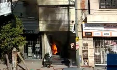 Los bomberos y la Policía Científica se acercaron al lugar de los hechos. Un incendio acabó con la vida de tres personas. Los bomberos y la Policía Científica se acercaron al lugar de los hechos. Un incendio acabó con la vida de tres personas.