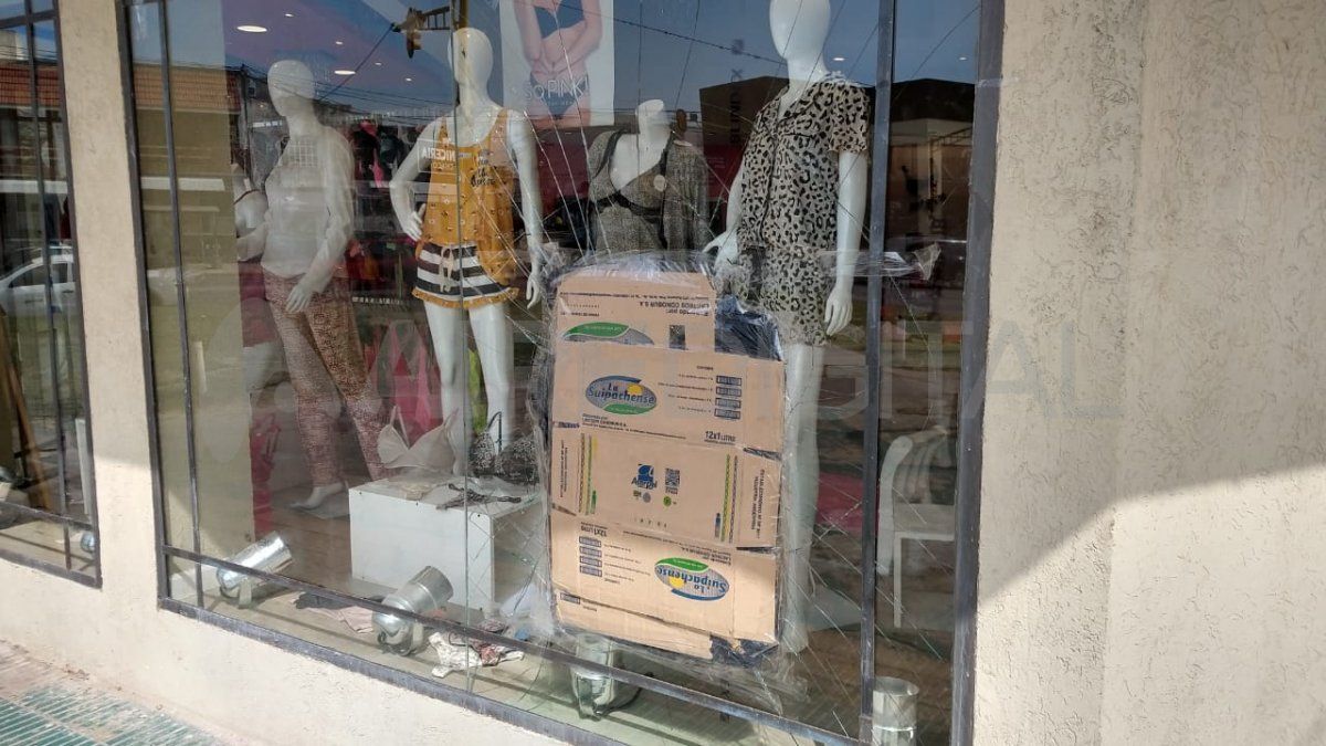 En 48 horas rompieron dos veces la vidriera del negocio de lencería ubicado en Aristóbulo del Valle y Diagonal Martínez.