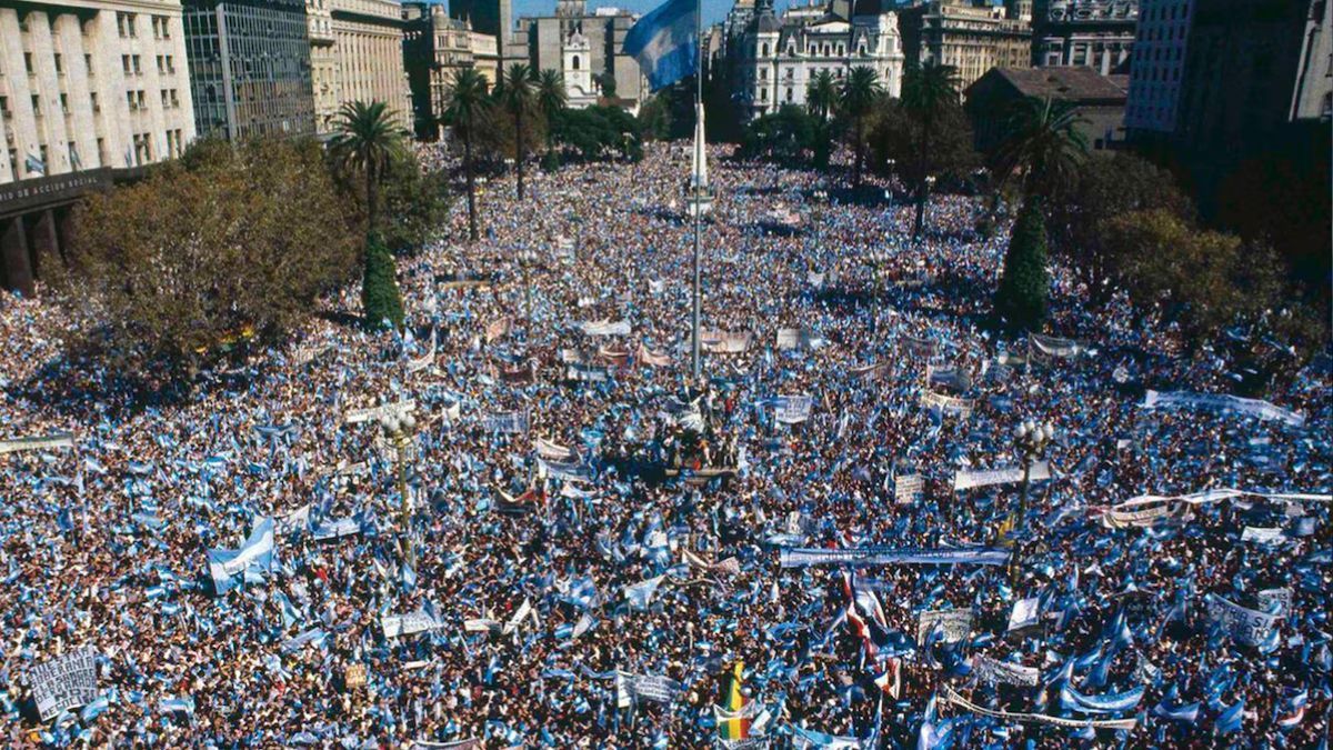 La recuperación de las islas fue recibida con euforia por parte de la población en Argentina. La recuperación de las islas fue recibida con euforia por parte de la población en Argentina.