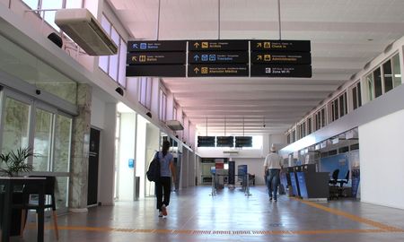 Los vuelos entre Buenos Aires y Santa Fe habían sido suspendidos en su totalidad durante el período de aislamiento por la pandemia de coronavirus. Posteriormente y con las habilitaciones se fueron sumando nuevos servicios de vuelos. Los vuelos entre Buenos Aires y Santa Fe habían sido suspendidos en su totalidad durante el período de aislamiento por la pandemia de coronavirus. Posteriormente y con las habilitaciones se fueron sumando nuevos servicios de vuelos.