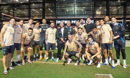 Visita de lujo en el entrenamiento de la Selección Argentina: foto con Messi y el resto de los jugadores Visita de lujo en el entrenamiento de la Selección Argentina: foto con Messi y el resto de los jugadores
