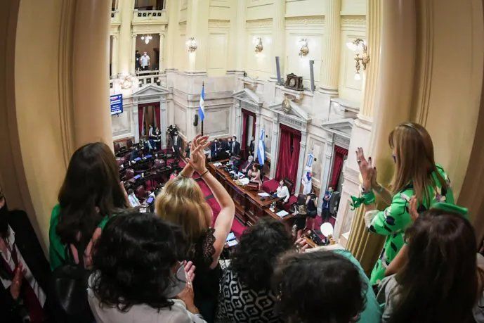 Plan de los 1000 días: la iniciativa extiende la Asignación Universal por Embarazo (AUE), que pasará de tener seis mensualidades a nueve, para abarcar la totalidad de la gestación. 